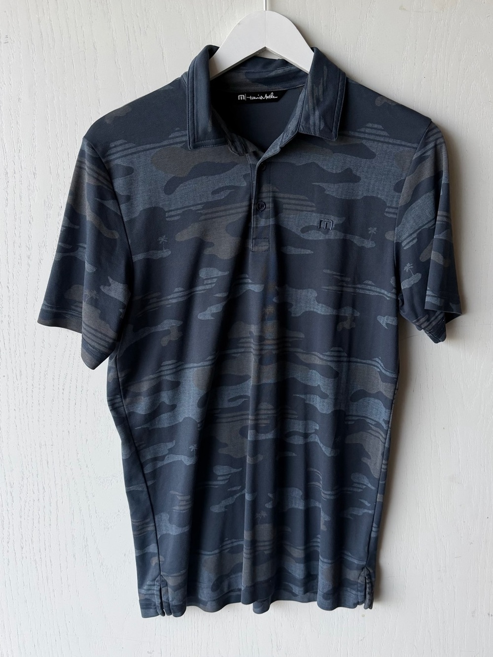 Travis Mathew Polo Shirt Mens M Golf Camo Palm Tree Island Mesh Stretch